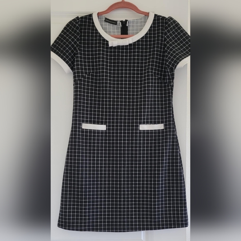 Zara dress, elegant, with pockets, black with white stripes, has a little bow.